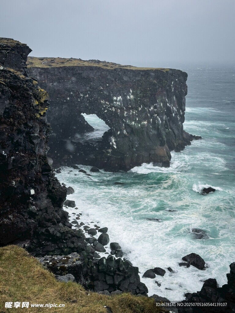 海边悬崖汹涌海浪景观