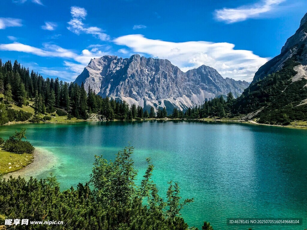 高山湖畔美景