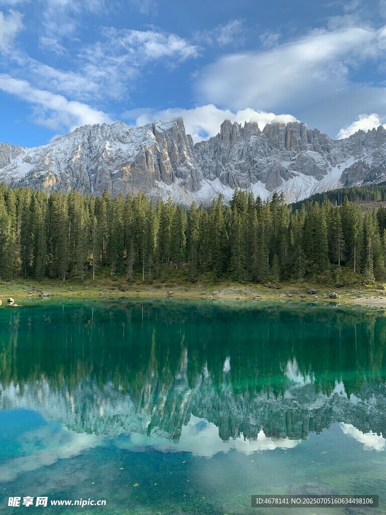 湖畔雪山美景