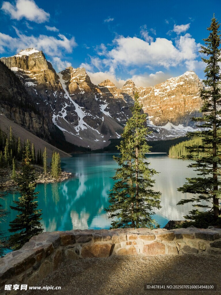 美丽高山湖泊自然风光