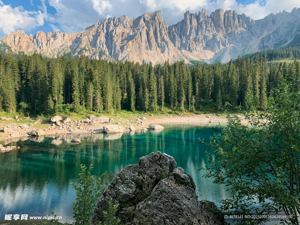 高山湖畔美景