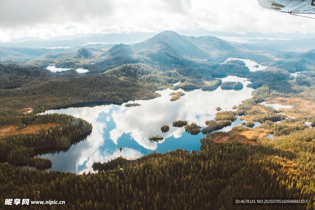 高山湖泊壮丽自然景观