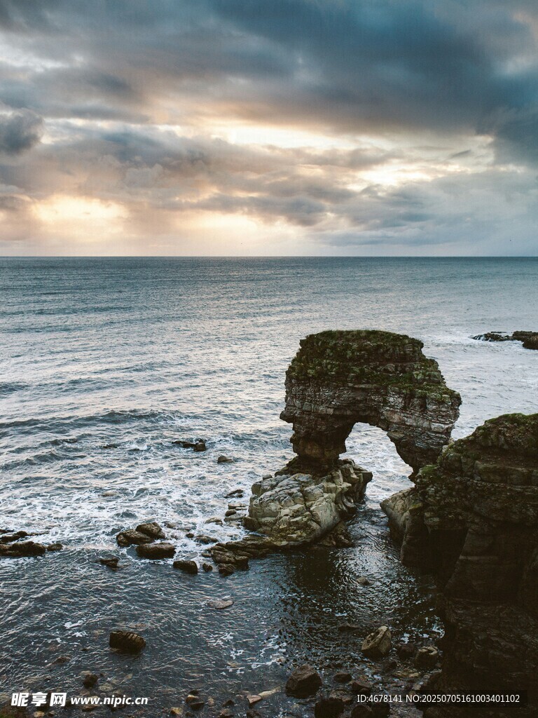 海边拱形岩石的壮丽景观