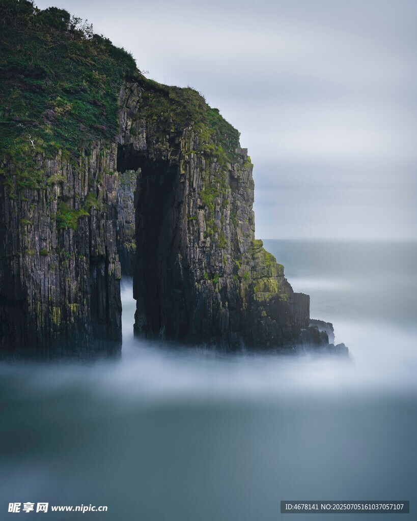 海边嶙峋岩石与海浪景观