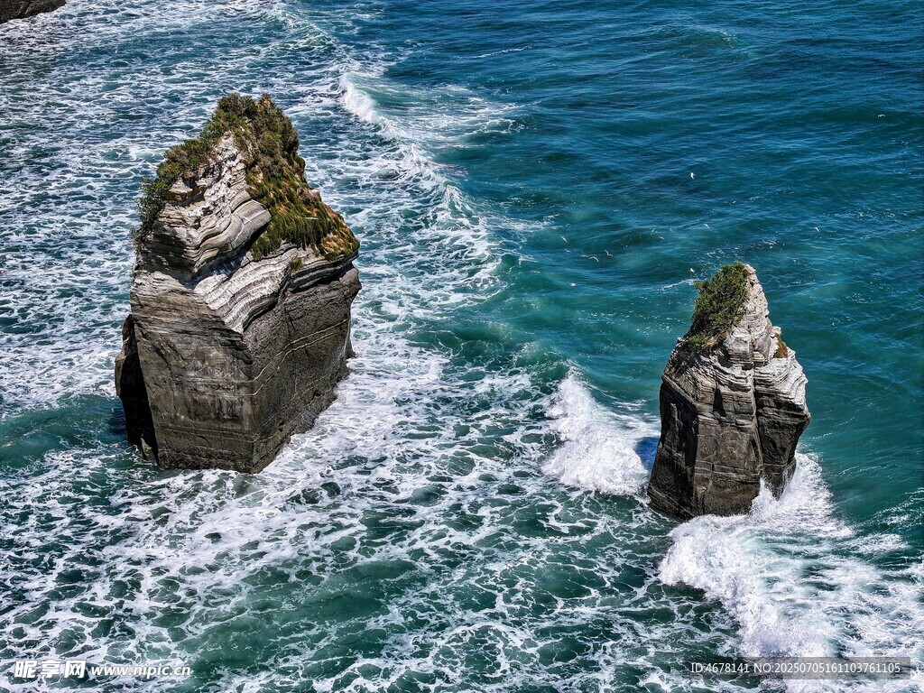 海上双岩海浪拍击之景
