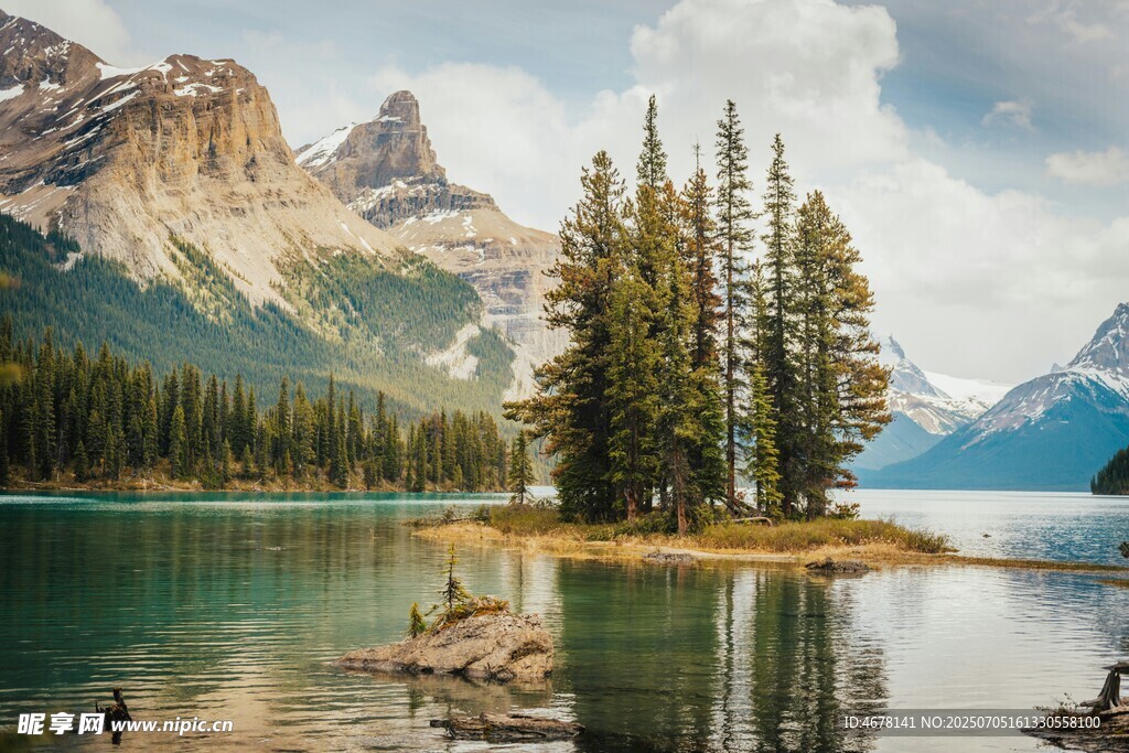 湖畔山林美景
