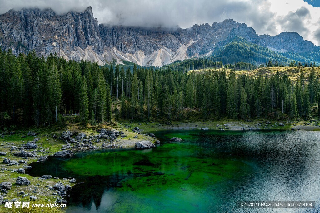 山间翠湖自然美景如画