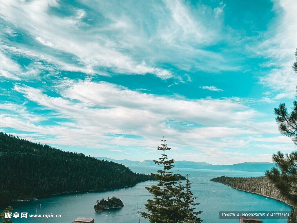 湖畔青山蓝天美景如画