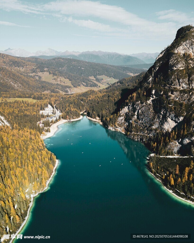 高山环抱的澄澈蓝湖