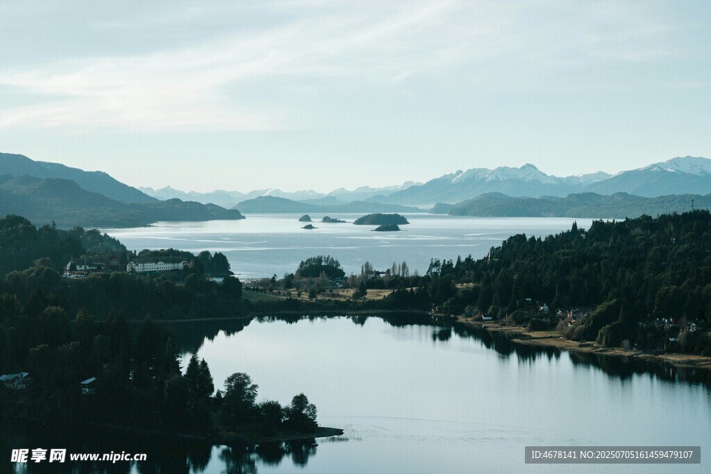 宁静山水间的秀丽湖景