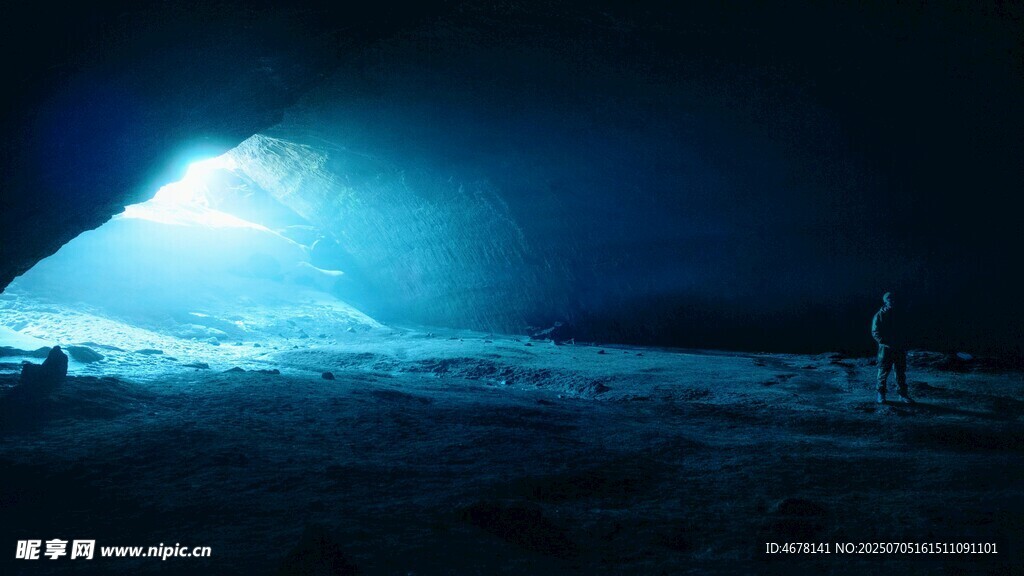 夜中雪山光芒下的身影