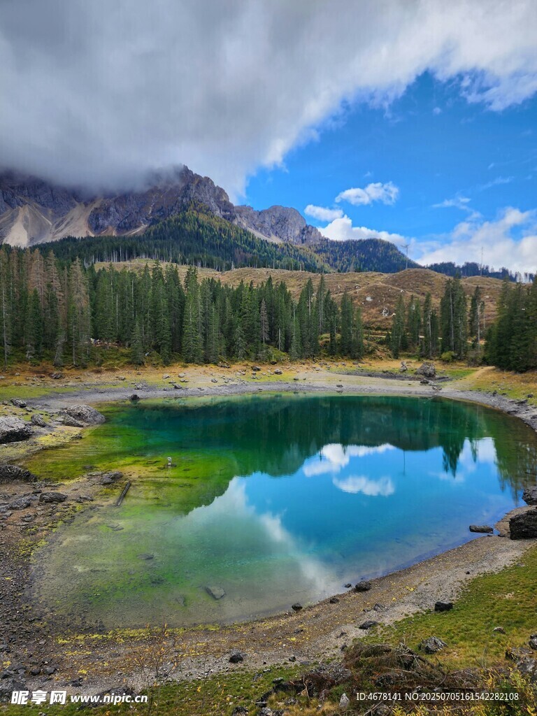 山间碧湖美景