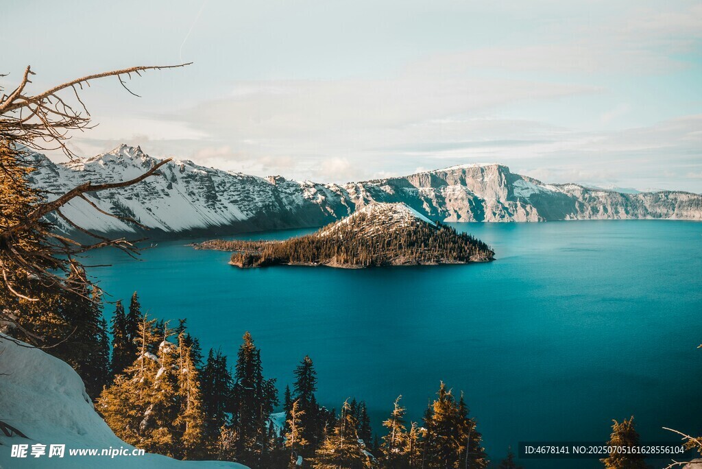 美丽湖景中的小岛与山林