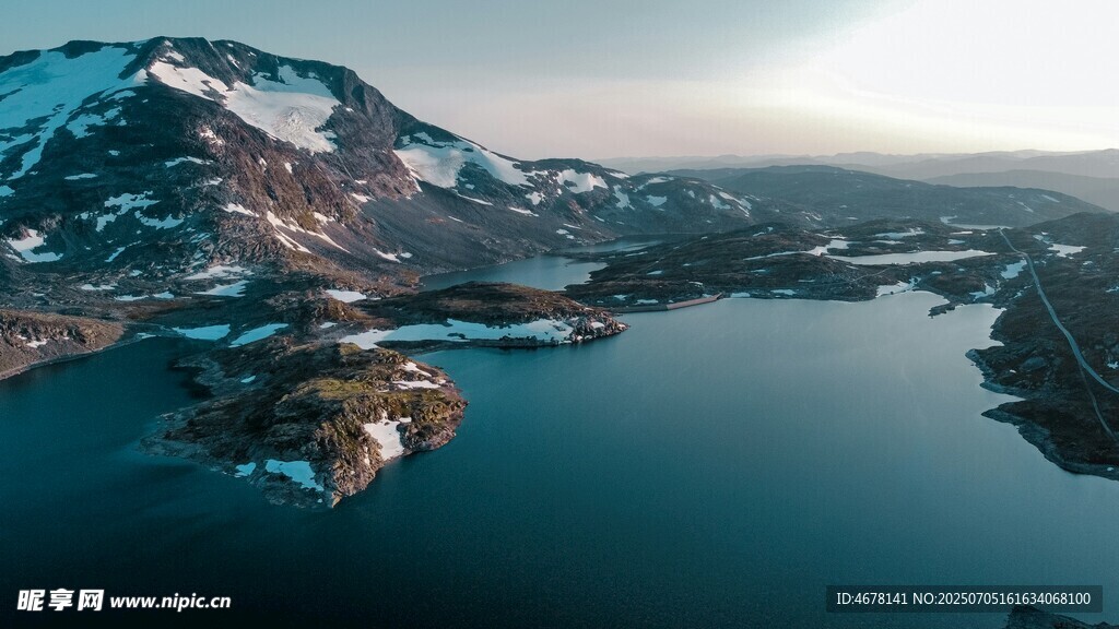壮丽山水湖景航拍图