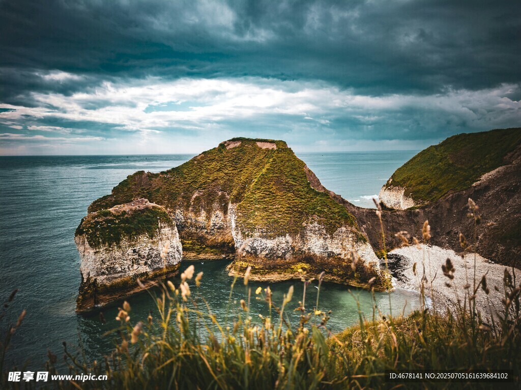 海岸边的嶙峋岩石与绿植