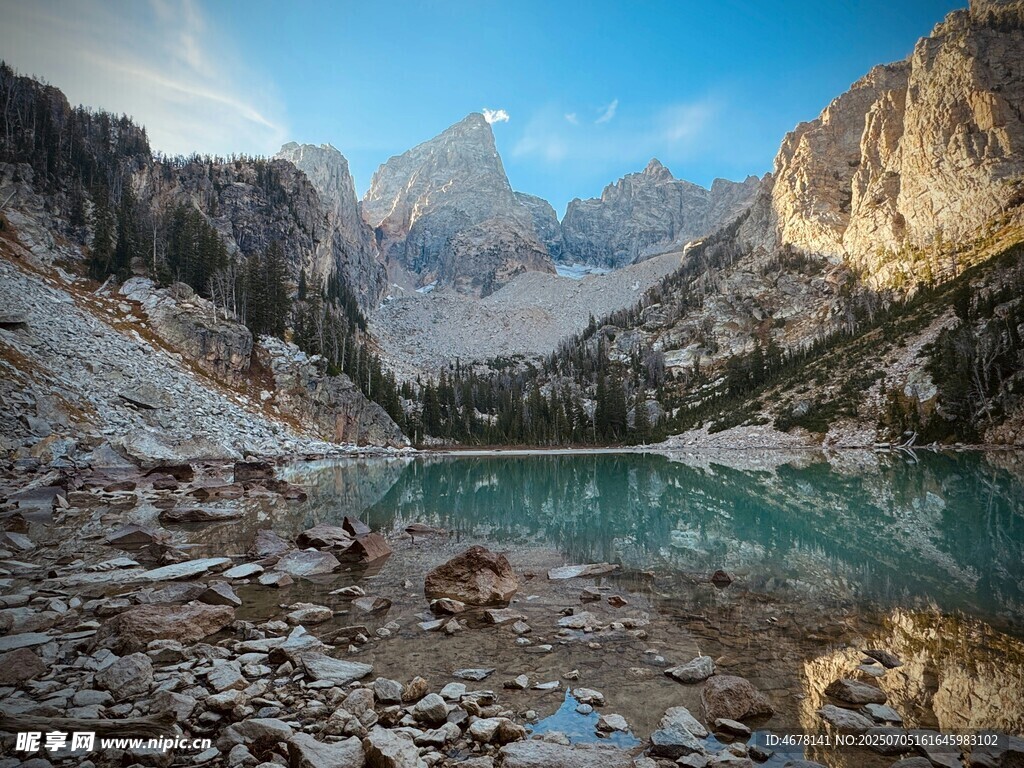 山间碧湖美景