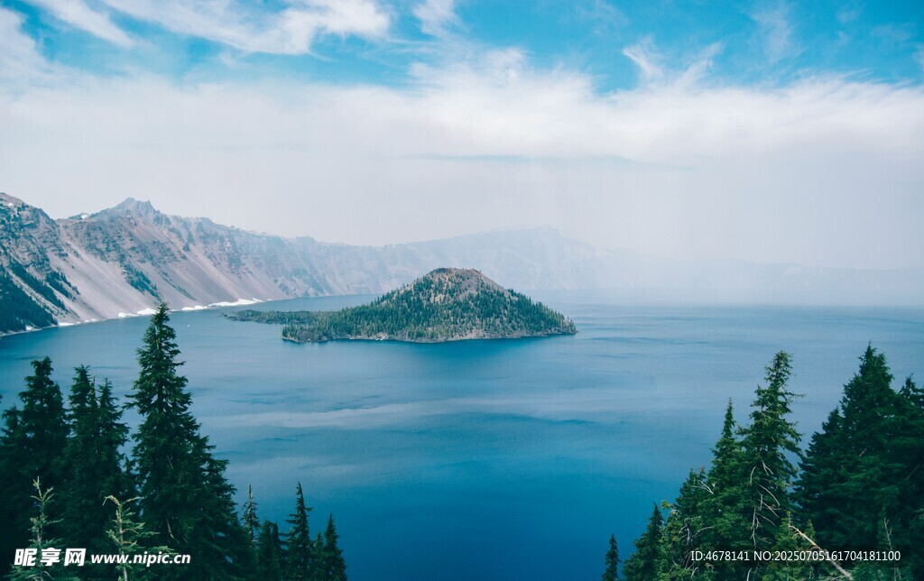 美丽湖景与周边葱郁山林