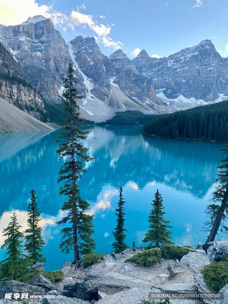 梦幻蓝湖与巍峨群山