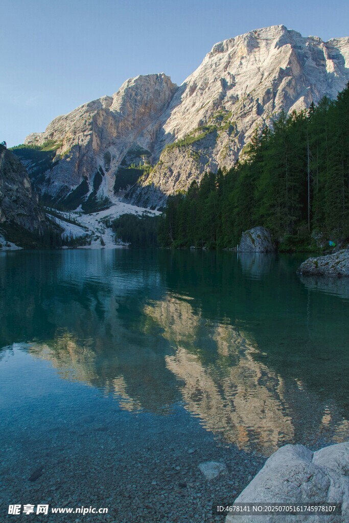 高山湖泊美景倒影如画