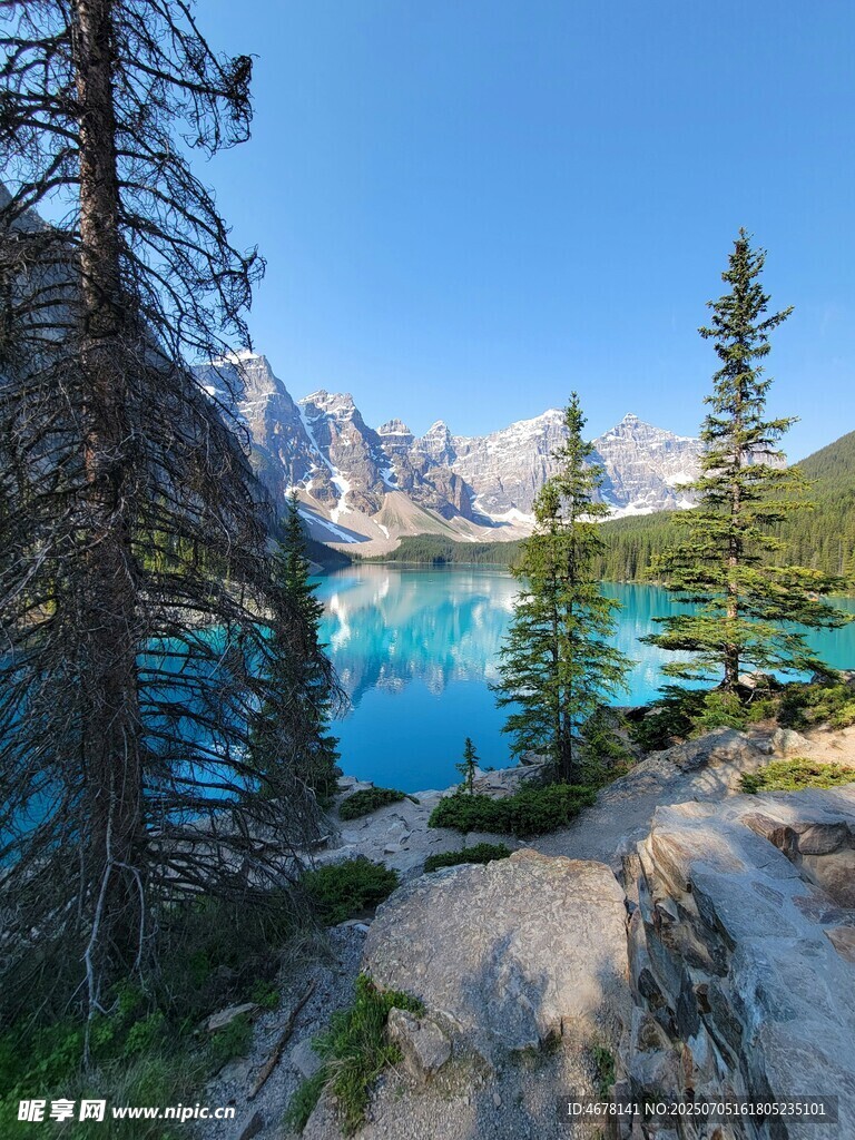 山间湖畔美景