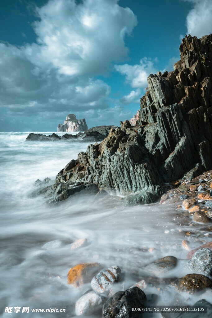 海边礁石与翻涌海浪美景