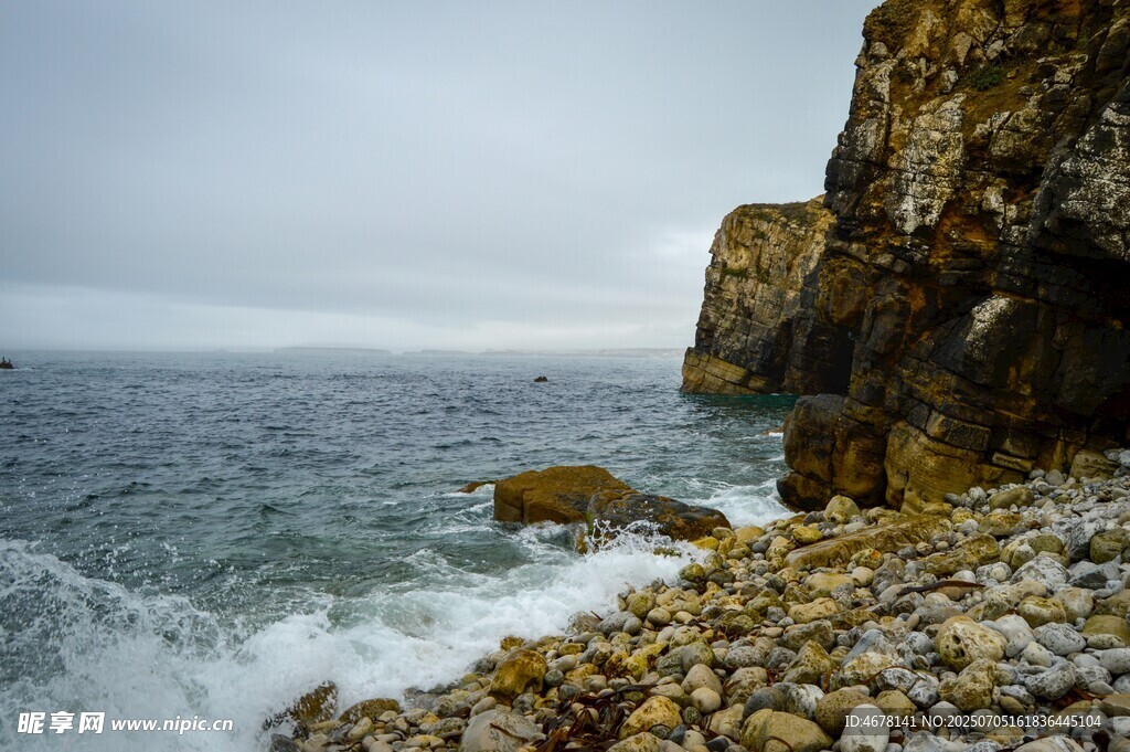 海边礁石海浪拍岸景致