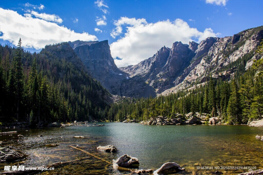 山间湖泊美景