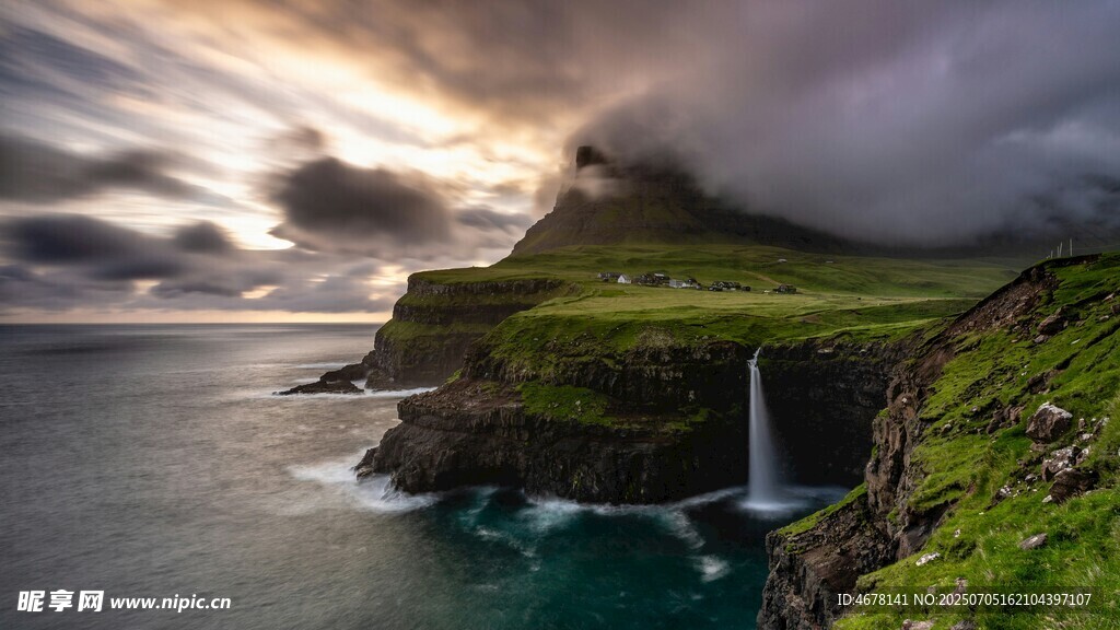悬崖瀑布边的壮丽海景