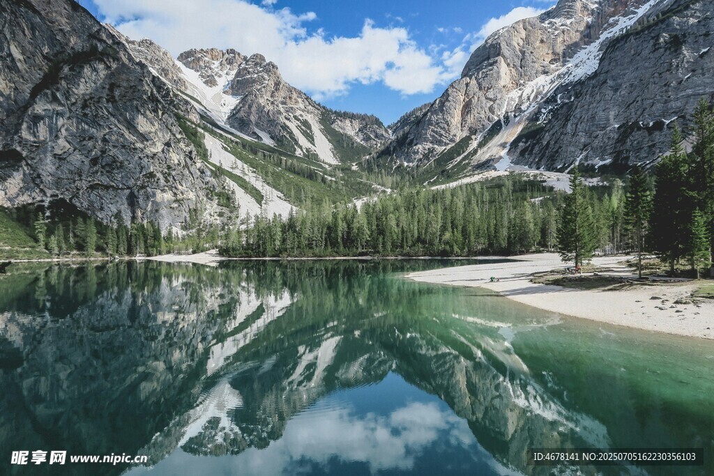 高山湖泊美景如画