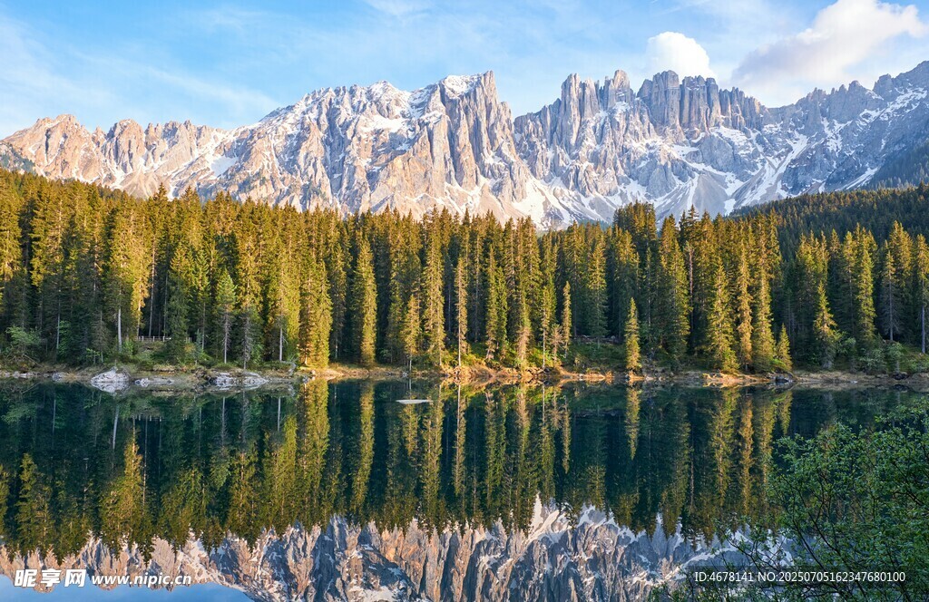 湖畔山林映雪山美景