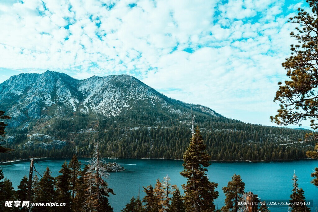 湖畔山林美景
