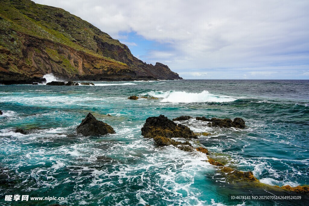 海岸边的海浪与嶙峋礁石