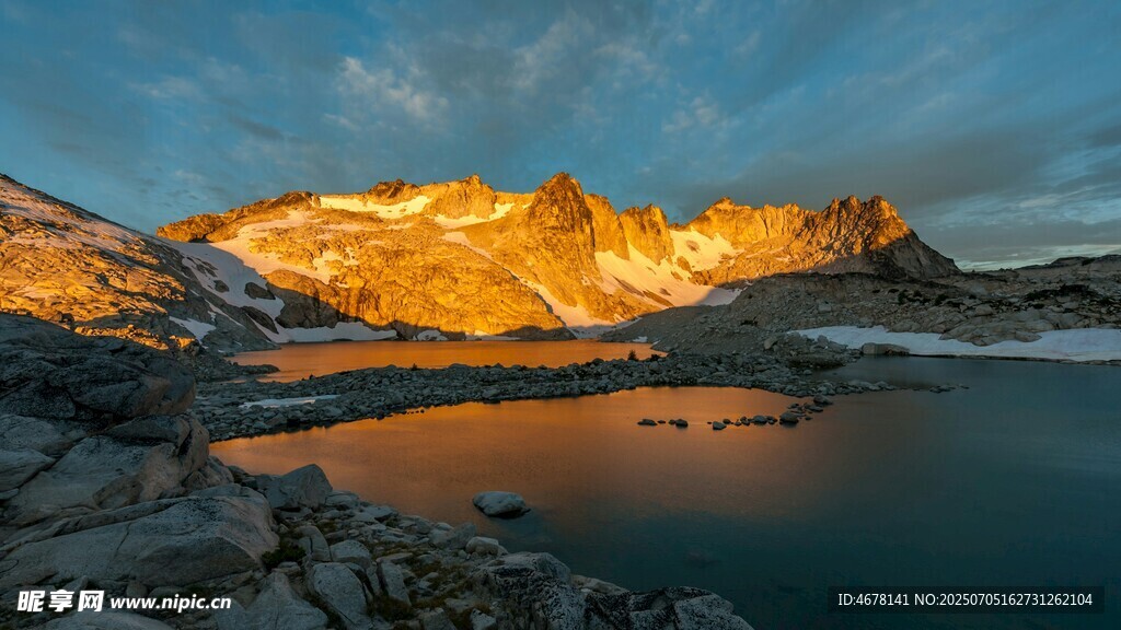 山间湖畔壮丽日出美景