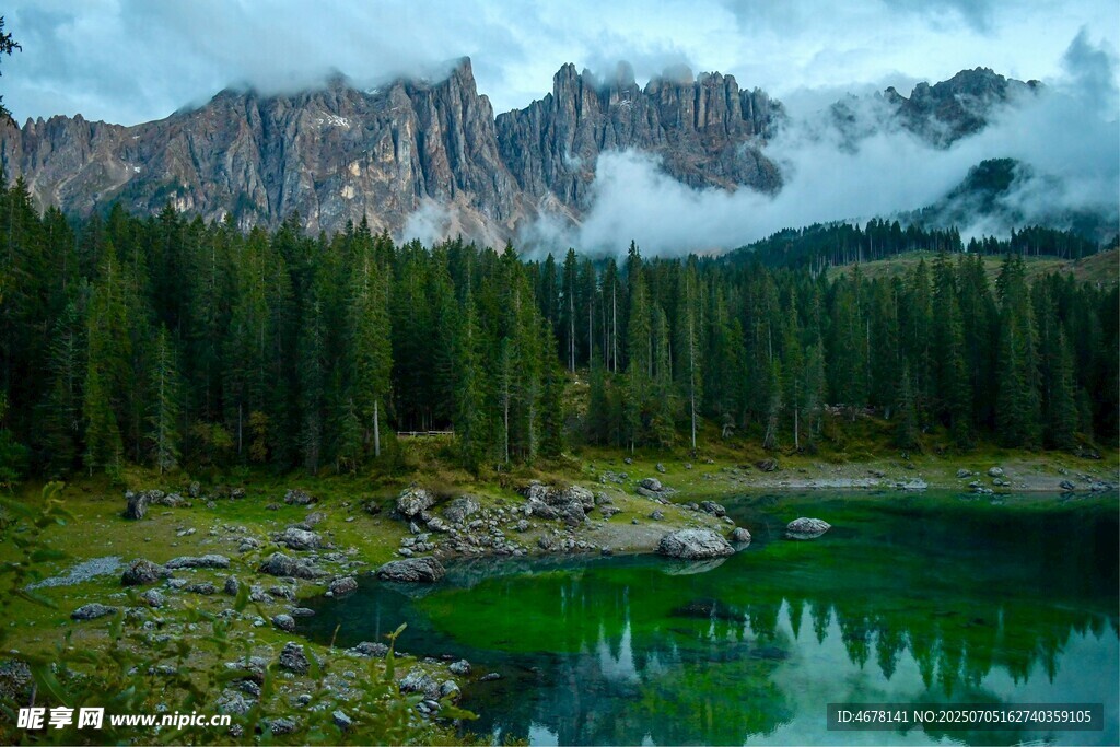 山间翠湖云雾缭绕的美景