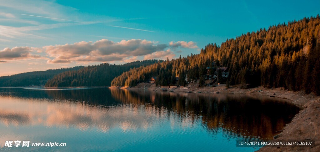 湖畔山林美景