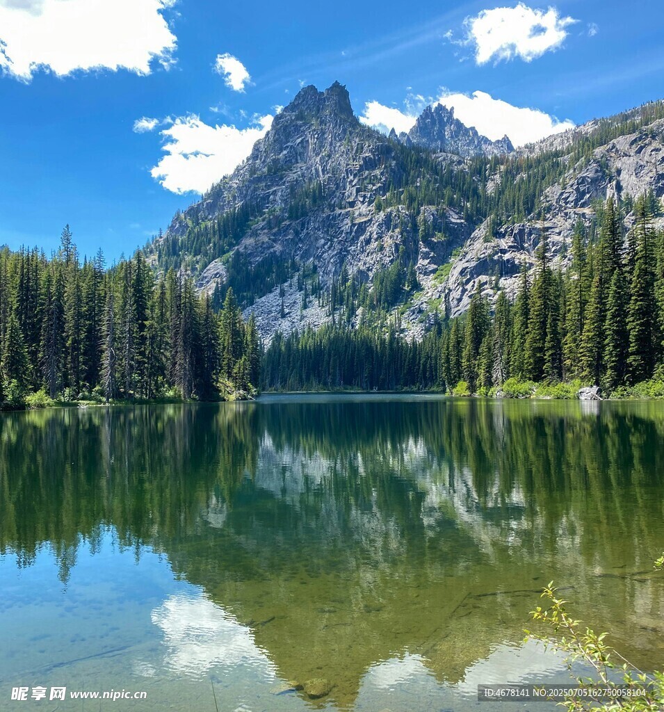 山间静谧湖景自然之美