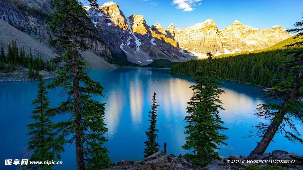湖畔山林美景