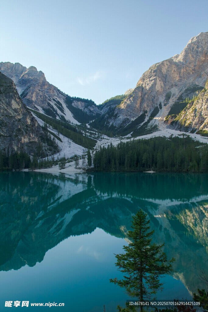 静谧山湖美景