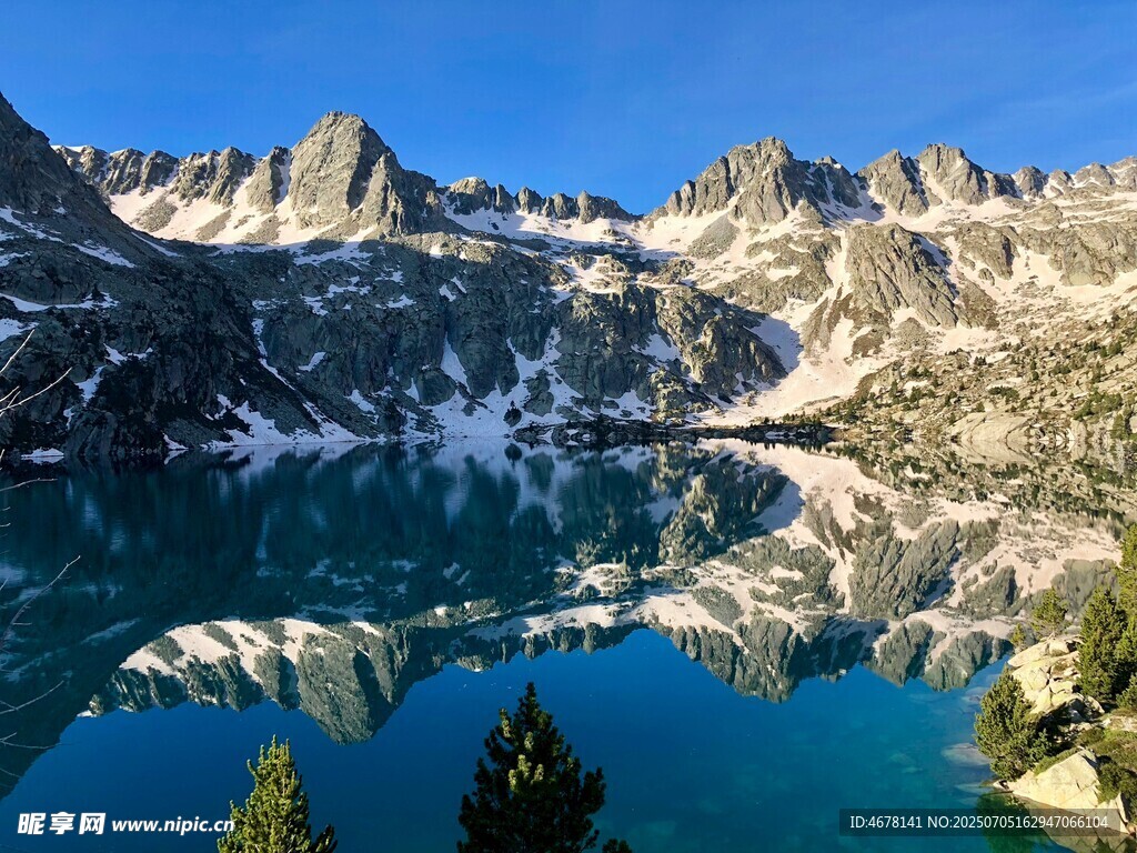 高山湖泊美景
