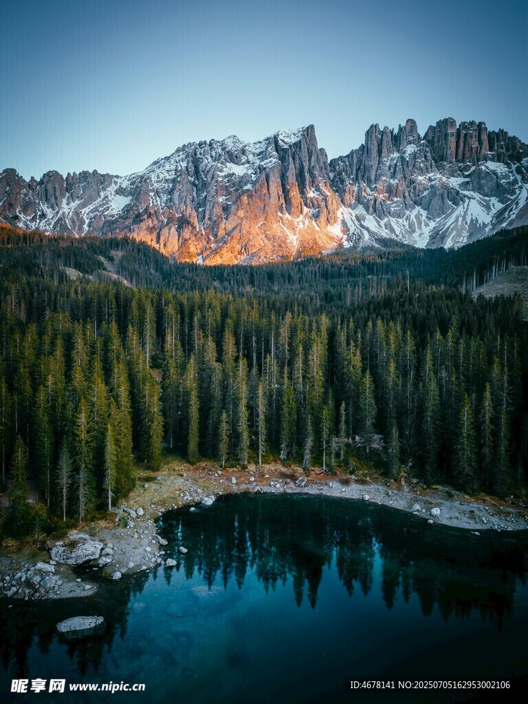 山间湖泊与壮丽雪山美景