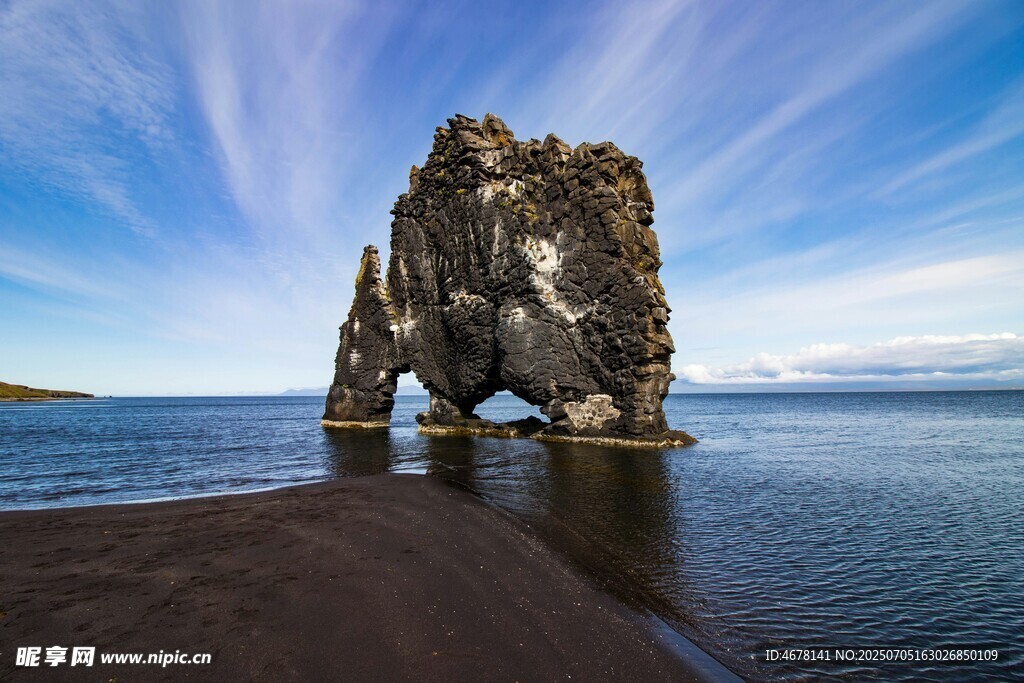 海边奇特拱形岩石景观