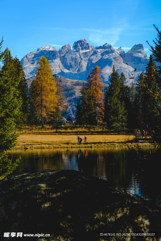 山间湖畔美景