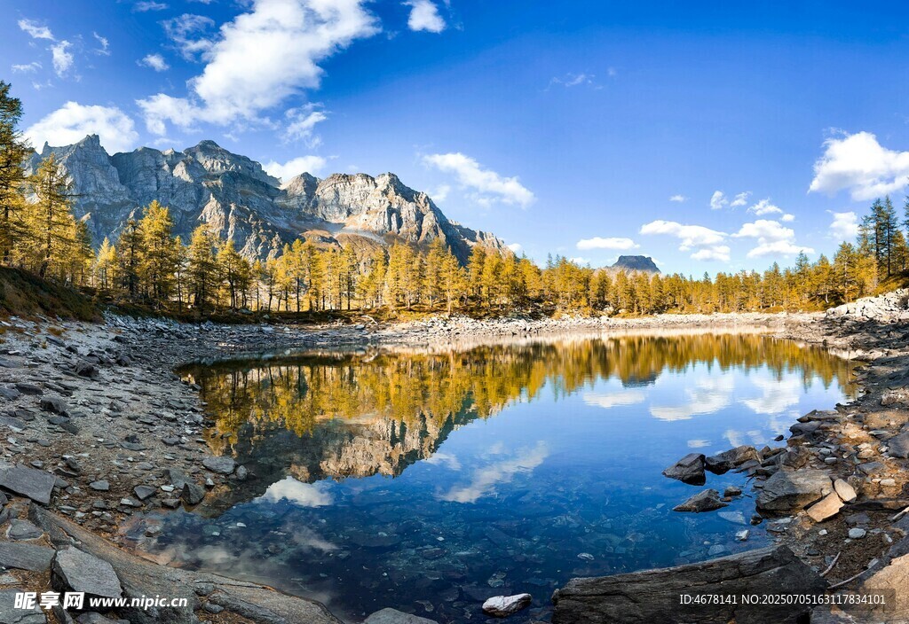 秋日山间静谧湖泊美景