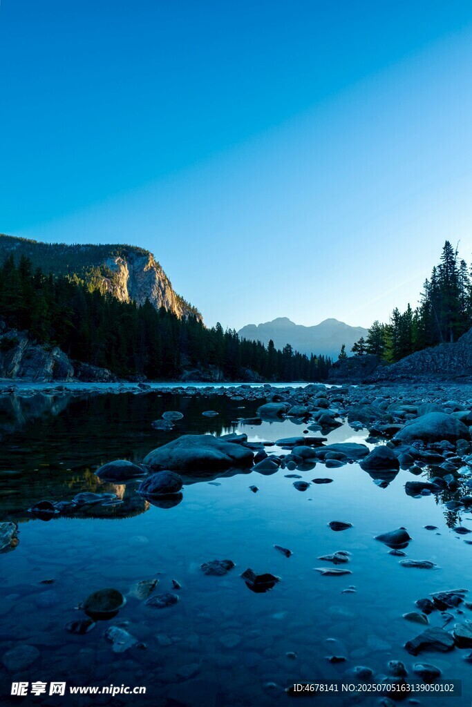 静谧山水间的湖光山色