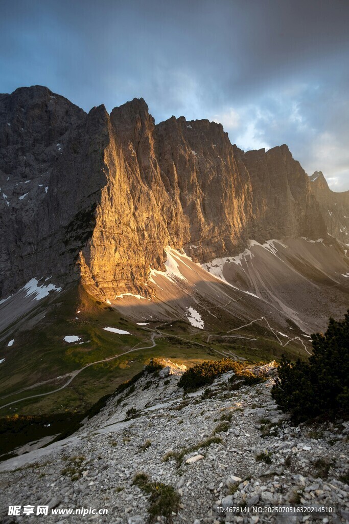壮丽山景夕阳下的巍峨山峰