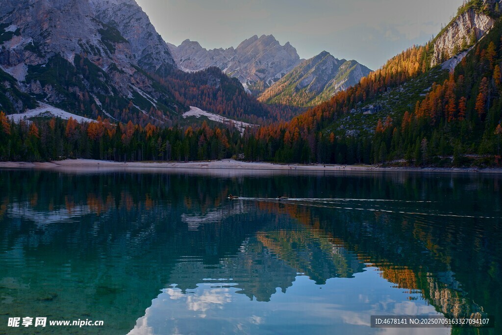 山间碧湖美景