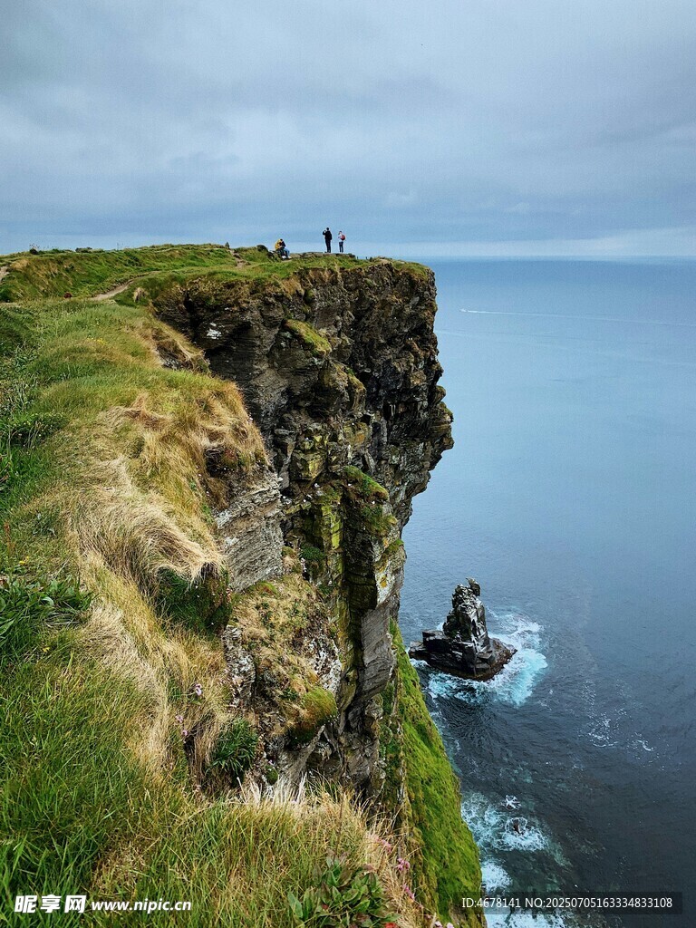 悬崖边的壮阔海景