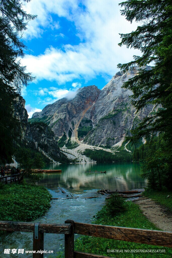 山间秀丽湖景与葱郁林木