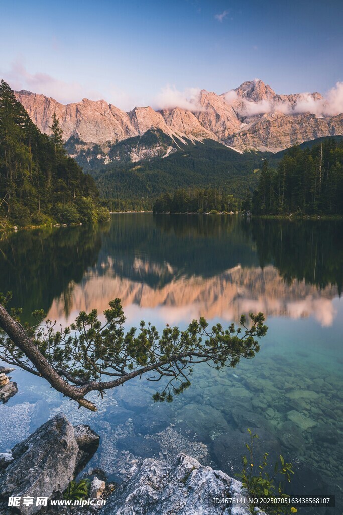 湖畔山林美景晨光映秀色