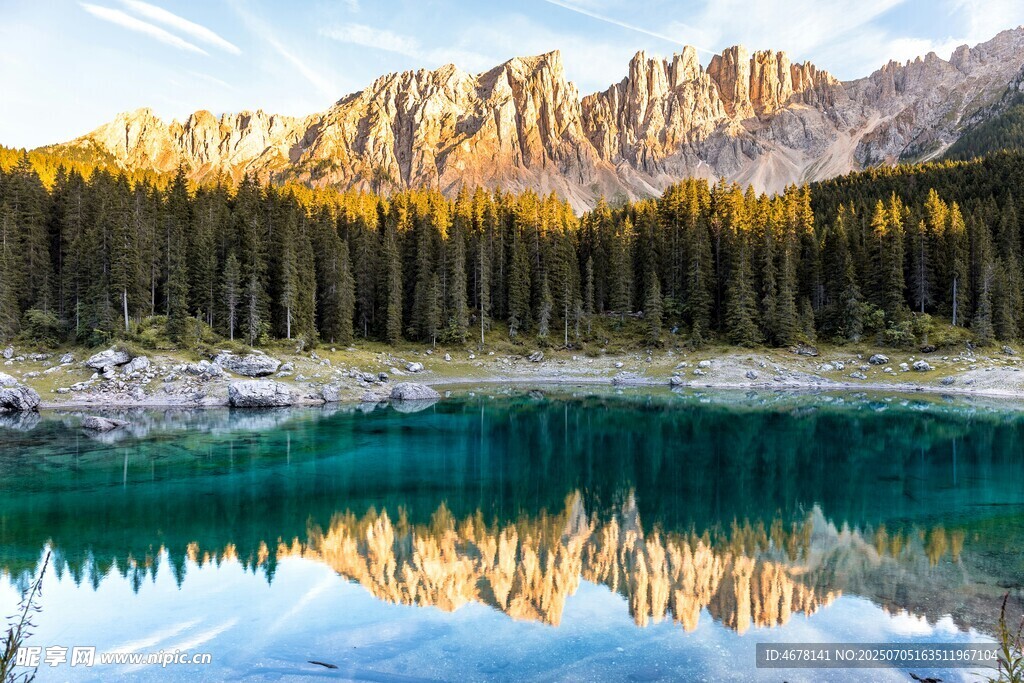 山间碧湖与壮丽峰林美景